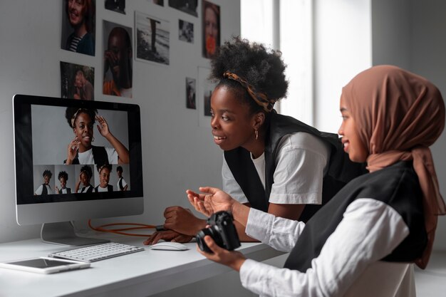 Foto mittlere aufnahme von frauen im studio