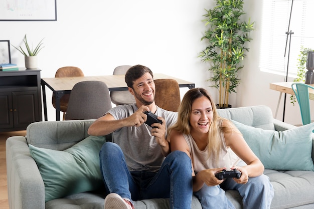 Mittlere Aufnahme von Leuten, die Videospiel spielen