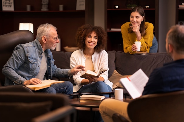 Foto mittlere aufnahme von leuten im buchclub