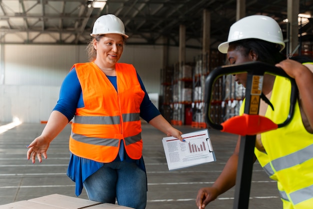 Foto mittlere aufnahme von menschen, die im baugewerbe arbeiten