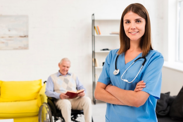 Foto mittlere aufwerfende schusskrankenschwester beim betrachten der kamera