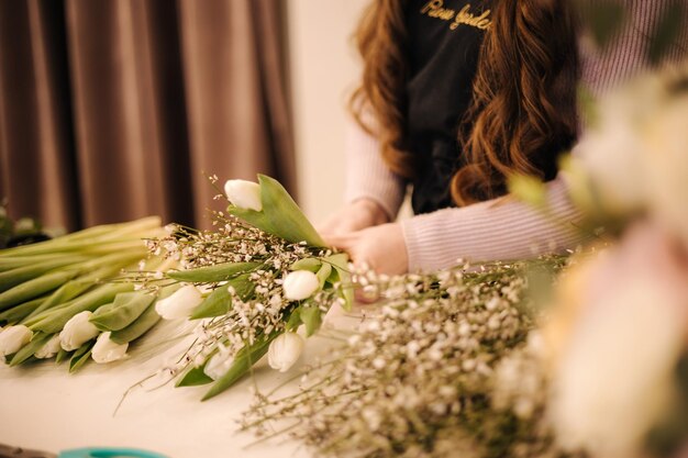 Mittlere Auswahl an Weibchen macht Blumenstrauß aus Frühlingsblumen