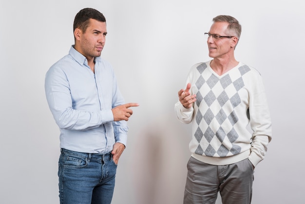 Foto mittlere einstellung von vater und sohn im gespräch