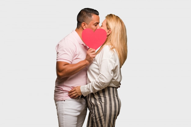 Mittlere gealterte lateinische Paare, die Valentinsgrußtag feiern