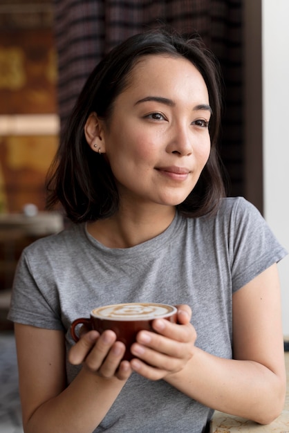 Mittlere geschossene Frau mit Tasse