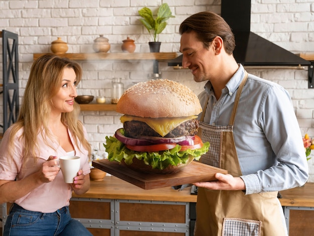 Mittlere Schüsse auf Menschen mit riesigen Burgern