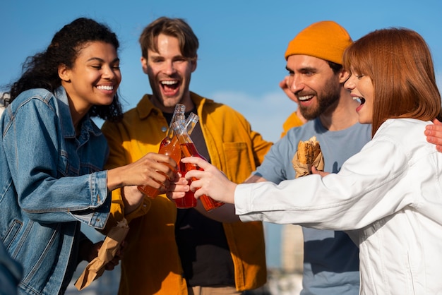 Mittlere Schuss Freunde, die Spaß haben