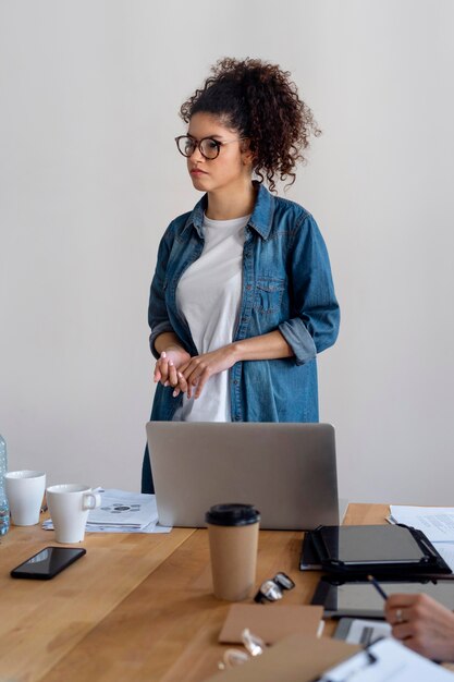 Foto mittlere schuss geschäftsfrau mit laptop