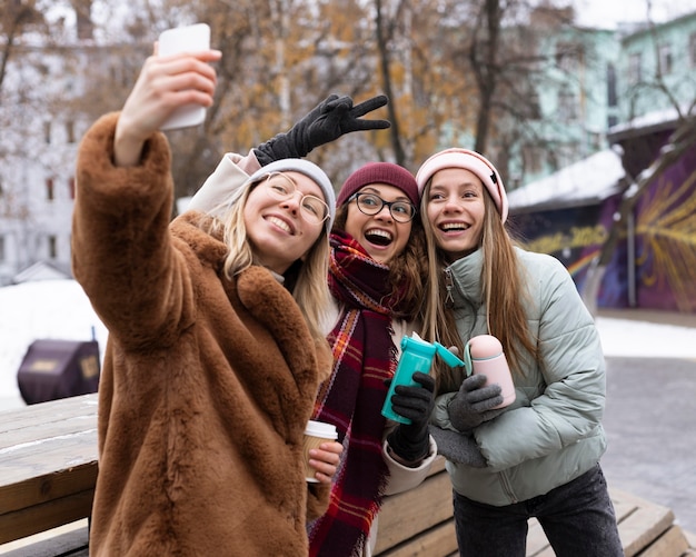 Mittlere Schuss glückliche Frauen, die Selfies nehmen