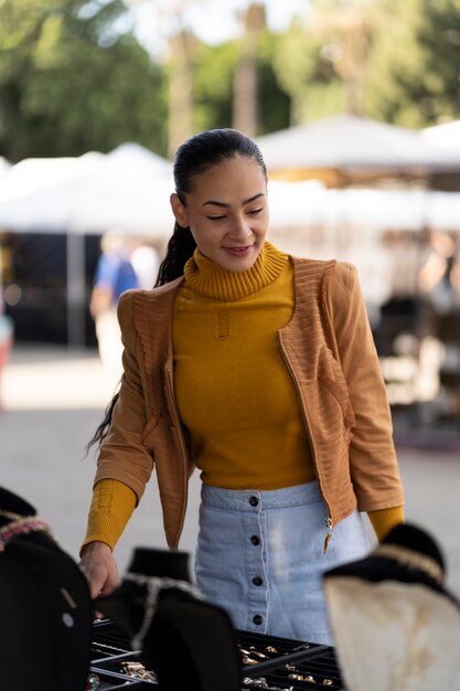 Mittlere schuss-smiley-frau am usa-flohmarkt