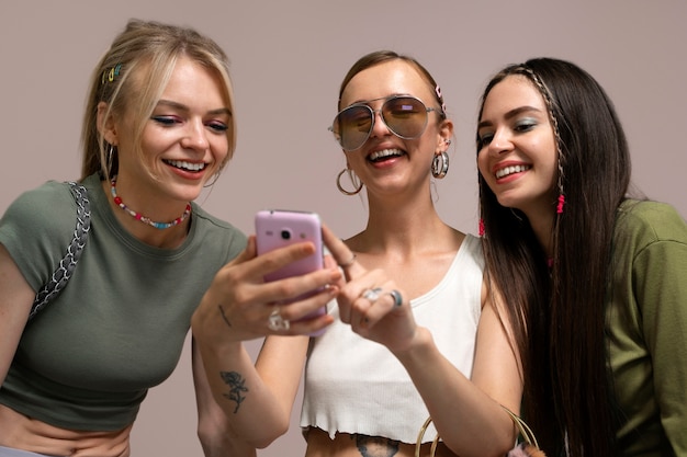 Mittlere Schuss Smiley-Frauen mit Telefon