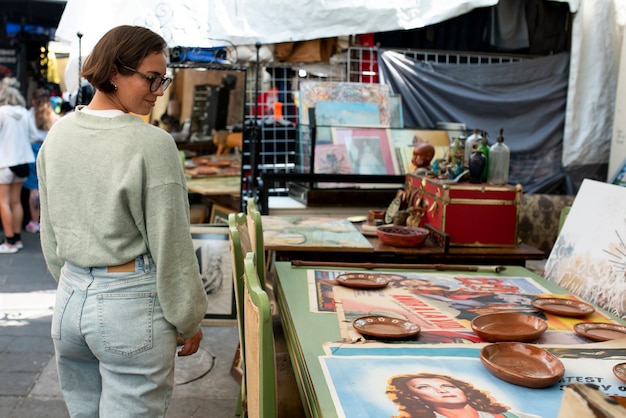 Mittlere Schussfrau am Second-Hand-Markt