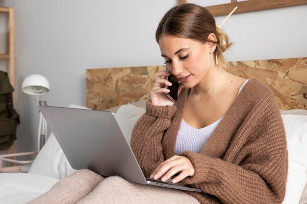 Mittlere Schussfrau am Telefon