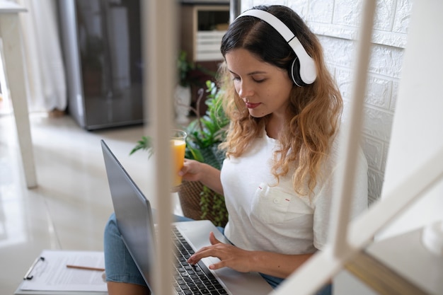 Foto mittlere schussfrau, die auf tastatur schreibt