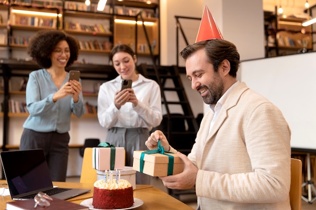 Foto mittlere schussfrau, die geschenk hält