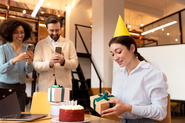 Mittlere Schussfrau, die Geschenk hält