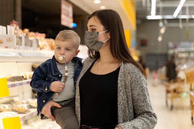 Mittlere Schussfrau, die Gesichtsmaske trägt