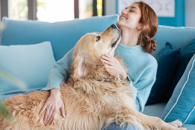 Foto mittlere schussfrau, die hund hält