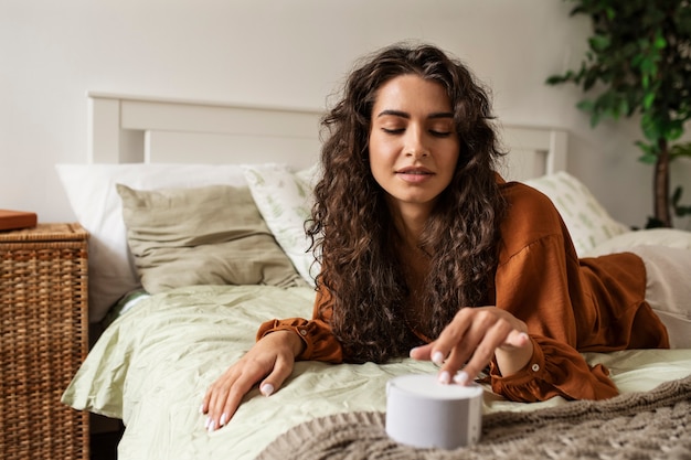 Foto mittlere schussfrau, die im bett liegt