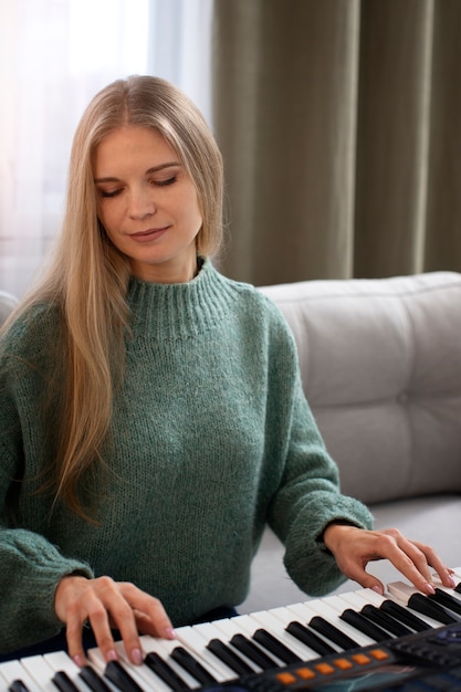 Foto mittlere schussfrau, die klavier spielt