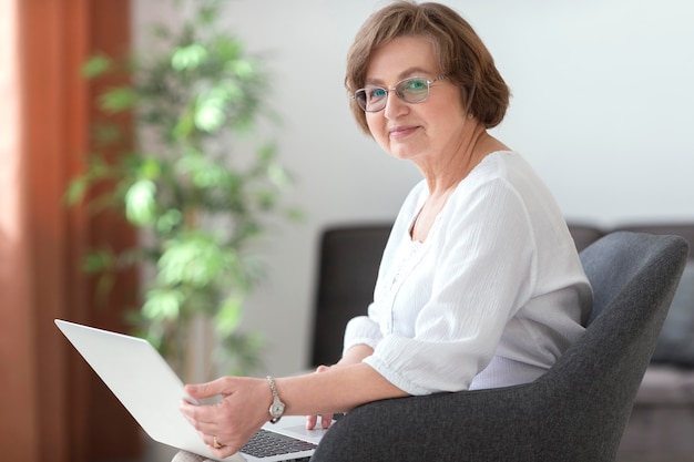 Foto mittlere schussfrau, die laptop hält