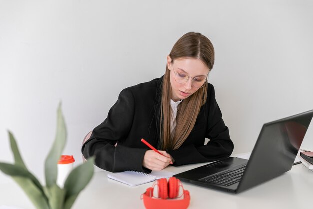 Foto mittlere schussfrau, die notizen macht