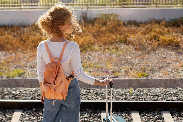 Foto mittlere schussfrau, die rucksack trägt