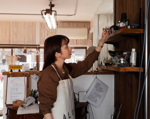 Foto mittlere schussfrau in der werkstatt