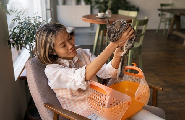 Foto mittlere schussfrau mit niedlicher chinchilla