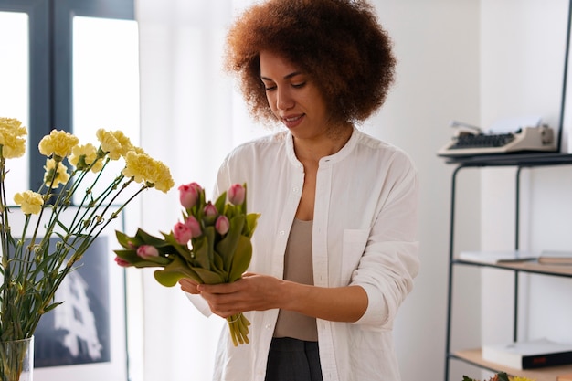 Mittlere Schussfrau mit schönen Blumen