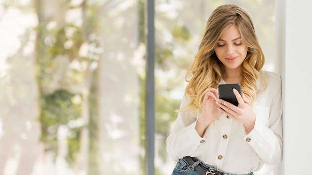 Mittlere Schussfrau mit Telefon