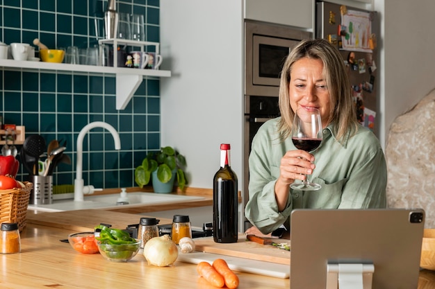 Foto mittlere schussfrau mit wein