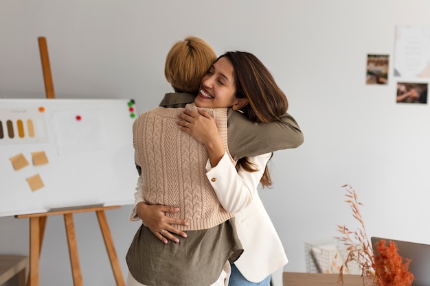 Mittlere Schussfrauen, die als Hochzeitsplaner arbeiten