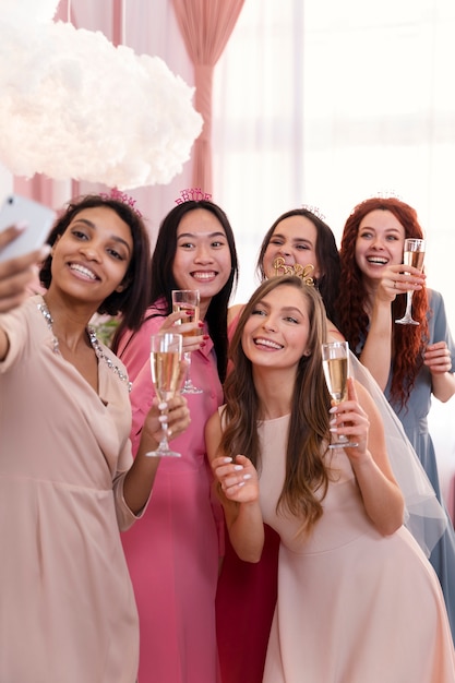 Foto mittlere schussfrauen, die selfie nehmen