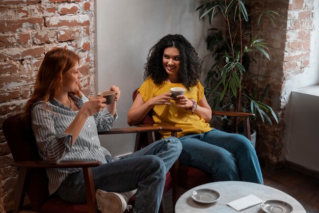 Foto mittlere schussfrauen im café