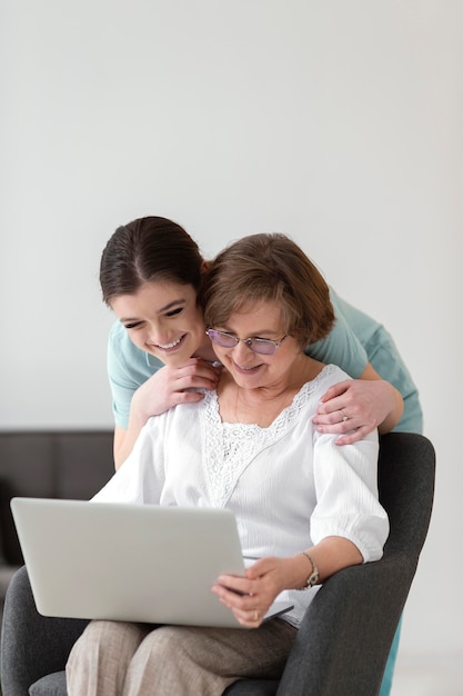 Mittlere Schussfrauen mit Laptop