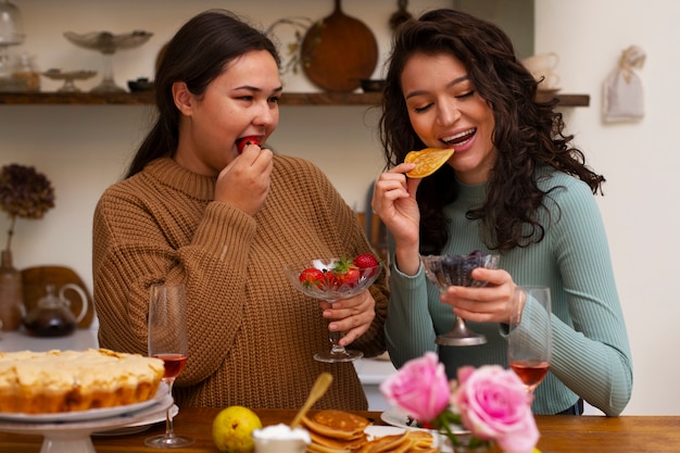 Foto mittlere schussfrauen mit leckerem essen