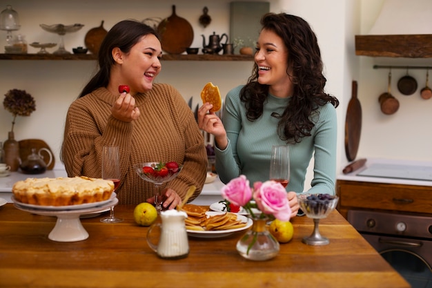 Foto mittlere schussfrauen mit leckerem essen