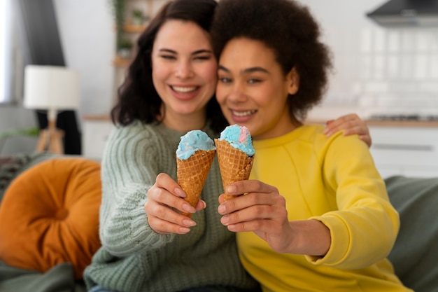 Foto mittlere schussfreunde, die leckeres eis essen