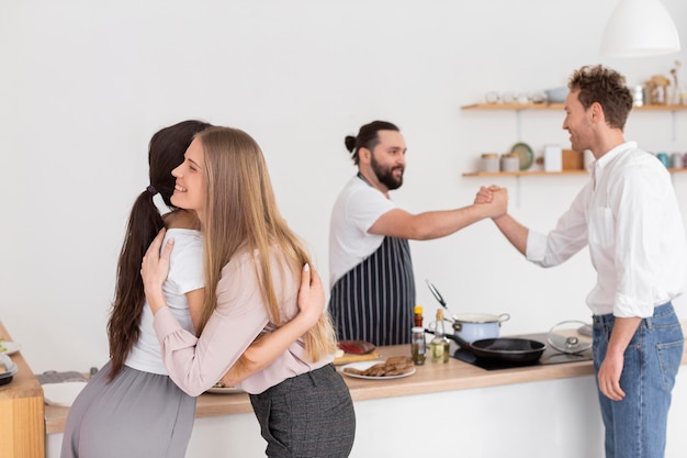 Foto mittlere schussfreunde grüßen sich gegenseitig