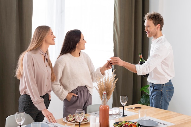 Foto mittlere schussfreunde mit einem glas wein