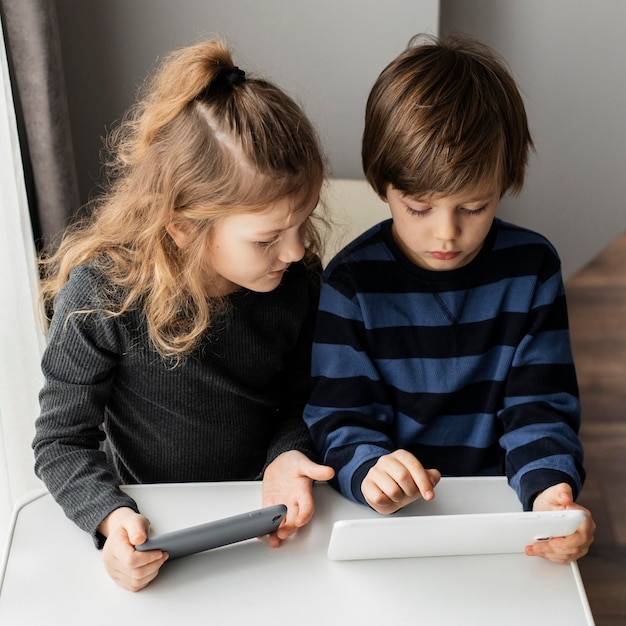 Mittlere Schusskinder mit Geräten