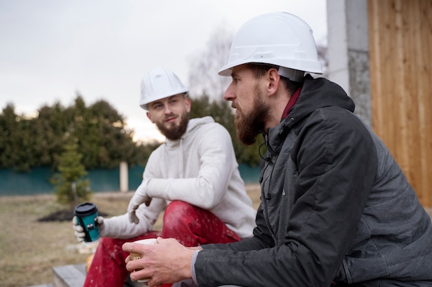 Foto mittlere schussmänner, die bei der arbeit sprechen