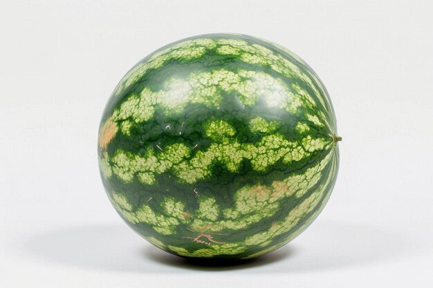 Mittlere Wassermelone über weißem Hintergrund isoliert