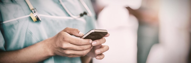 Mittlerer Abschnitt der Krankenschwester-SMS auf dem Handy