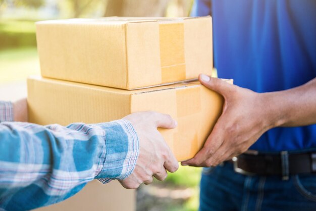 Foto mittlerer abschnitt der lieferperson, die das paket an den kunden liefert