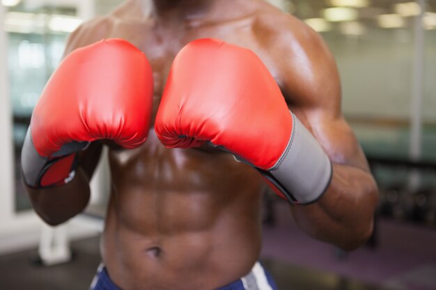 Mittlerer Abschnitt des hemdlosen muskulösen Boxers