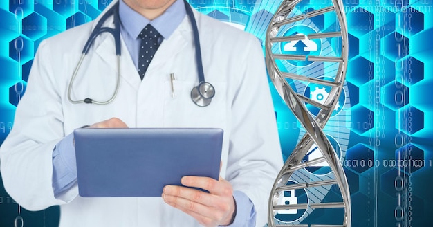 Mittlerer Abschnitt des männlichen Arztes mit digitalem Tablet gegen DNA-Struktur und medizinische Datenverarbeitung