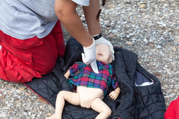 Foto mittlerer abschnitt einer frau, die eine baby-mannequin auf einer lederjacke anzieht