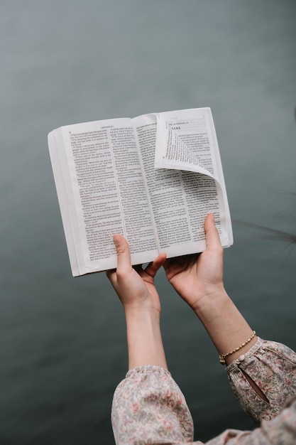 Mittlerer Abschnitt einer Person, die ein Buch liest